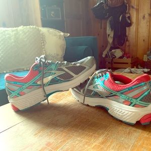 Brooks Running shoes like new size 9